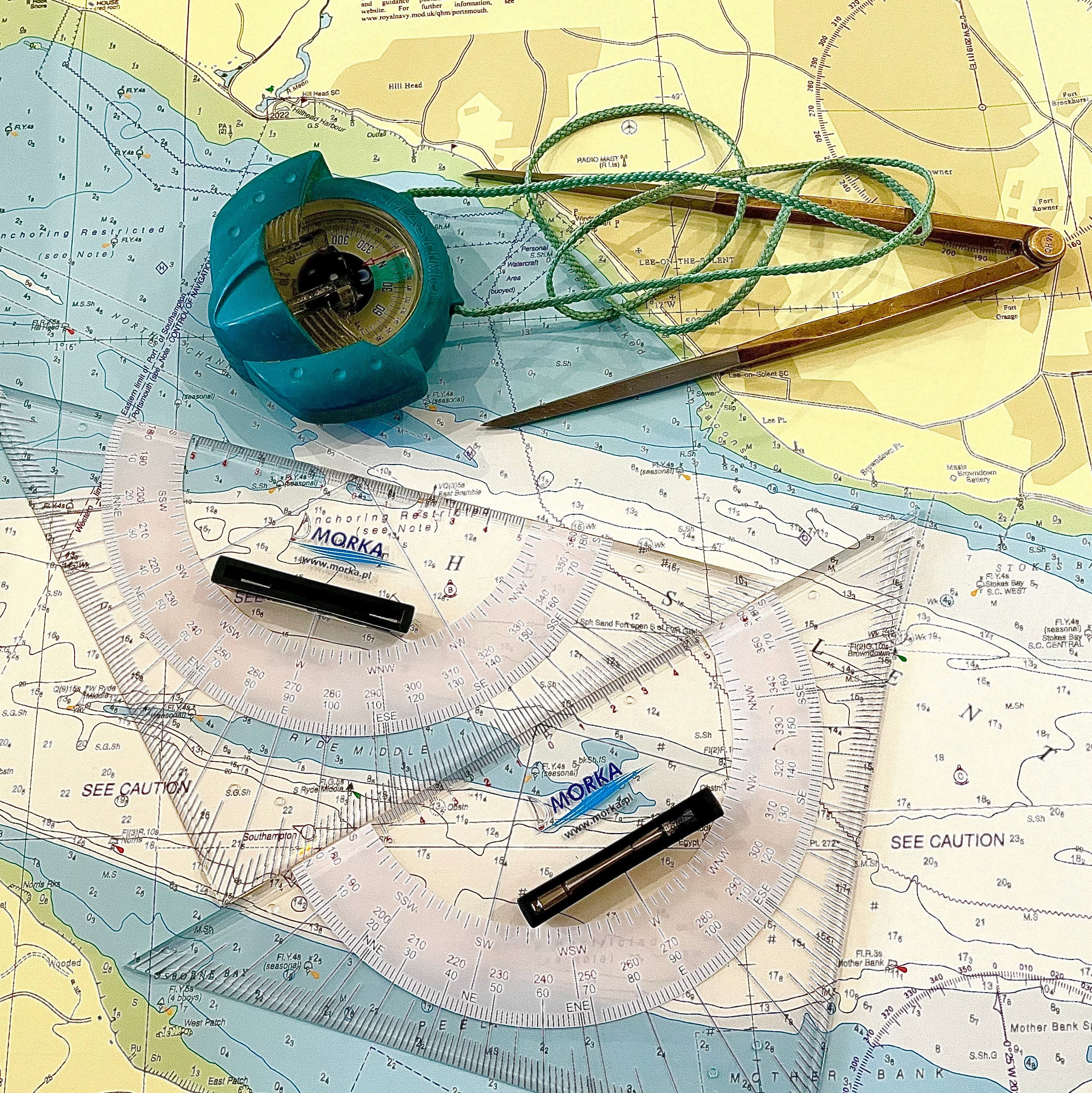 przygotowanie do egzaminu zeglarskiego mapa morska namiernik, czyli kompas reczny i trojkaty nawigacyjne